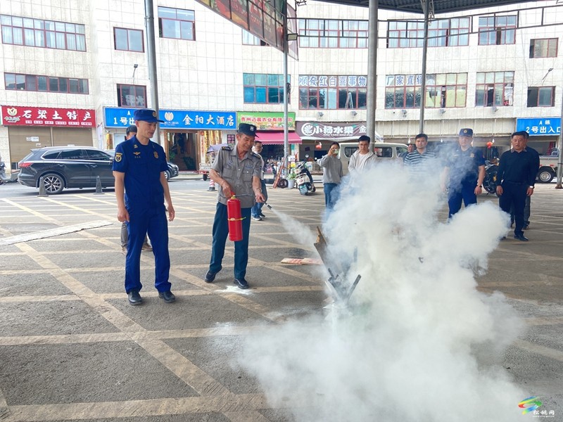 縣消防救援大隊(duì)組織倉(cāng)儲(chǔ)物流行業(yè)開展消防安全培訓(xùn)演練