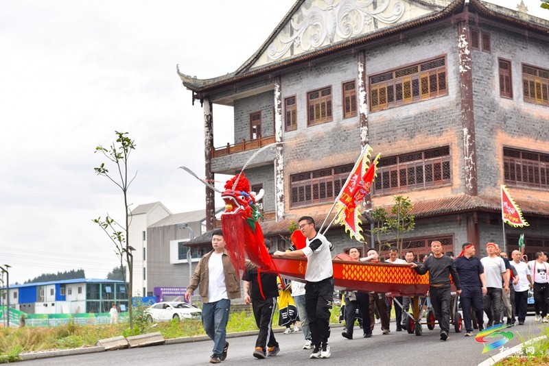 松桃:龍舟下水  奮楫爭(zhēng)先展風(fēng)采