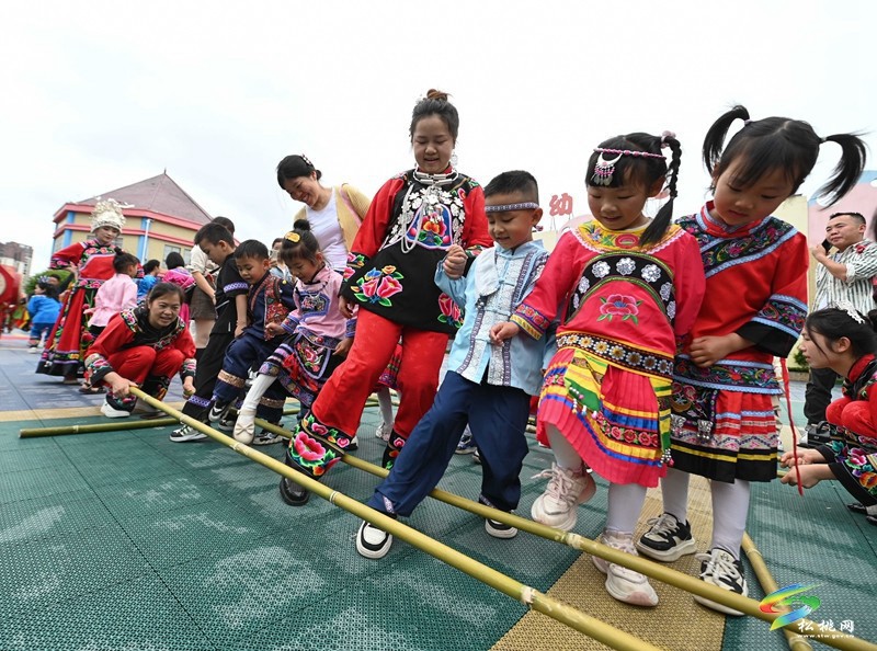 松桃第三幼兒園：舉辦幼兒版“四月八”活動(dòng)，超萌～