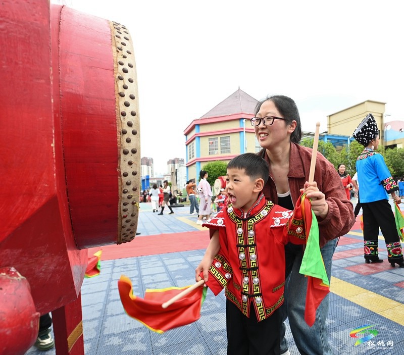 松桃第三幼兒園：舉辦幼兒版“四月八”活動(dòng)，超萌～