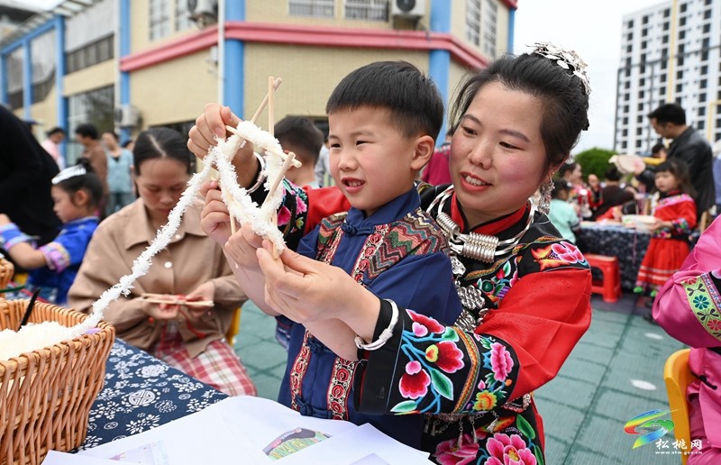 松桃第三幼兒園：舉辦幼兒版“四月八”活動(dòng)，超萌～