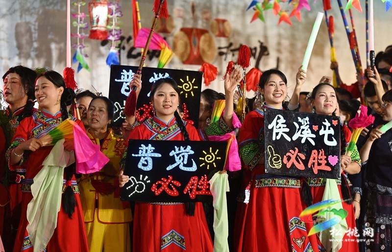 【吃貴州“晚飯”·看松桃村晚】一場“村晚”一座橋，聯(lián)結(jié)鄰里和諧情誼深
