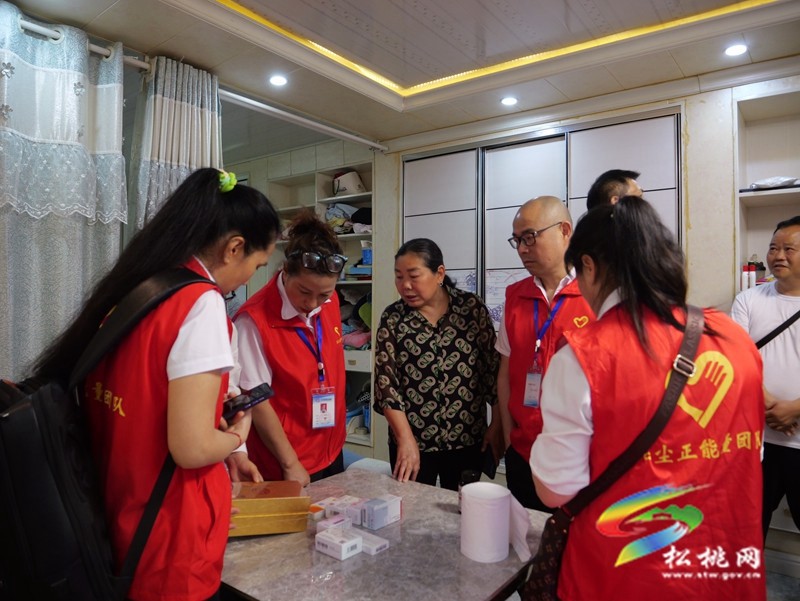 石塵新津正能量團(tuán)隊(duì)攜手松桃雷鋒班在我縣開展愛心慰問活動