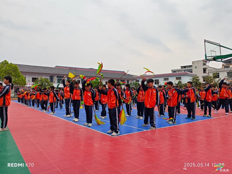 盤信鎮(zhèn)民族完小舉行花鼓操比賽