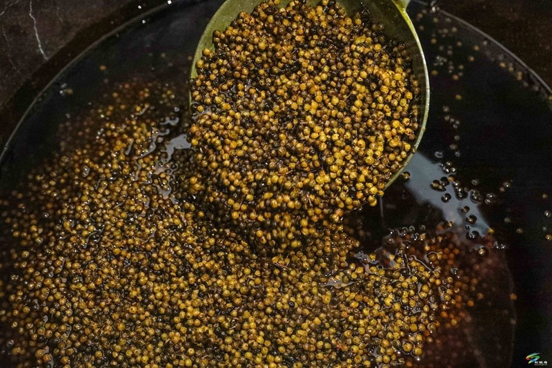 甘龍鎮(zhèn)：木姜子與辣椒的奇妙融合  小作坊“炒熱”辣椒產業(yè)
