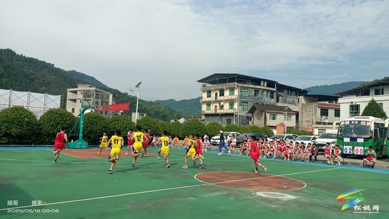 松桃第七賽區(qū)中小學生籃球選拔賽在寨英鎮(zhèn)落滿完小舉行