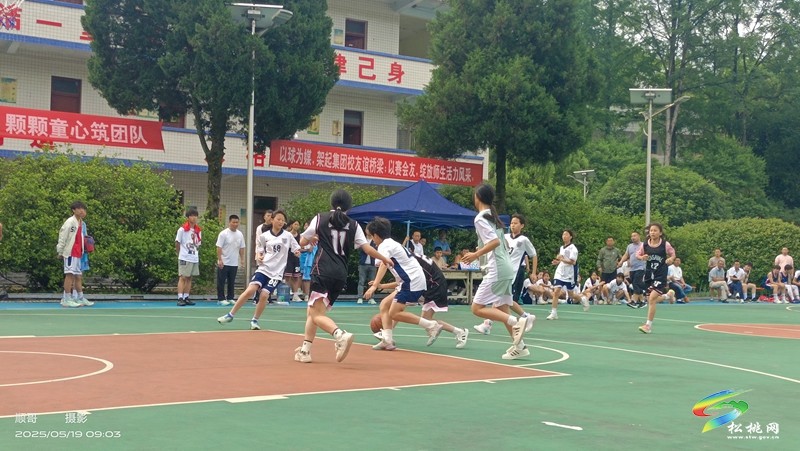 松桃第七賽區(qū)中小學生籃球選拔賽在寨英鎮(zhèn)落滿完小舉行