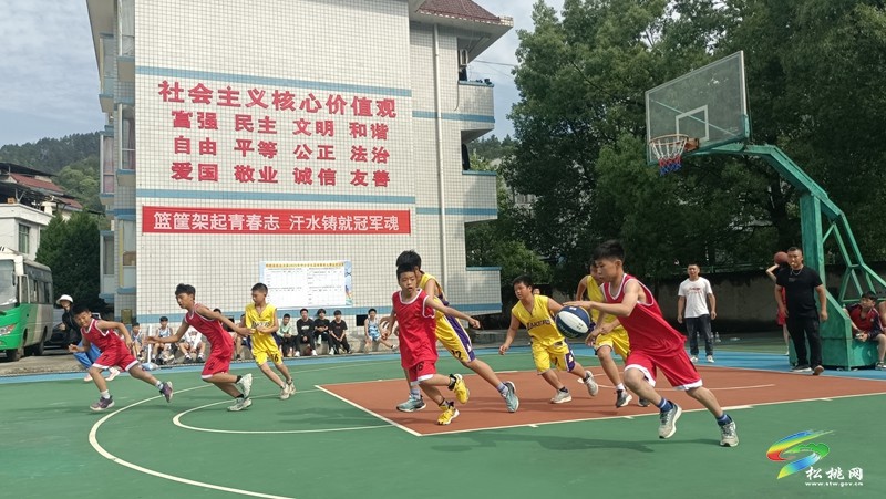 松桃第七賽區(qū)中小學生籃球選拔賽在寨英鎮(zhèn)落滿完小舉行