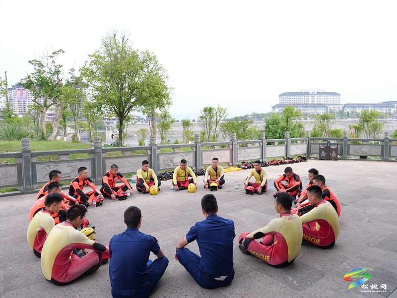縣消防救援大隊(duì)開展水域救援模擬訓(xùn)練和強(qiáng)化血性膽氣教育活動