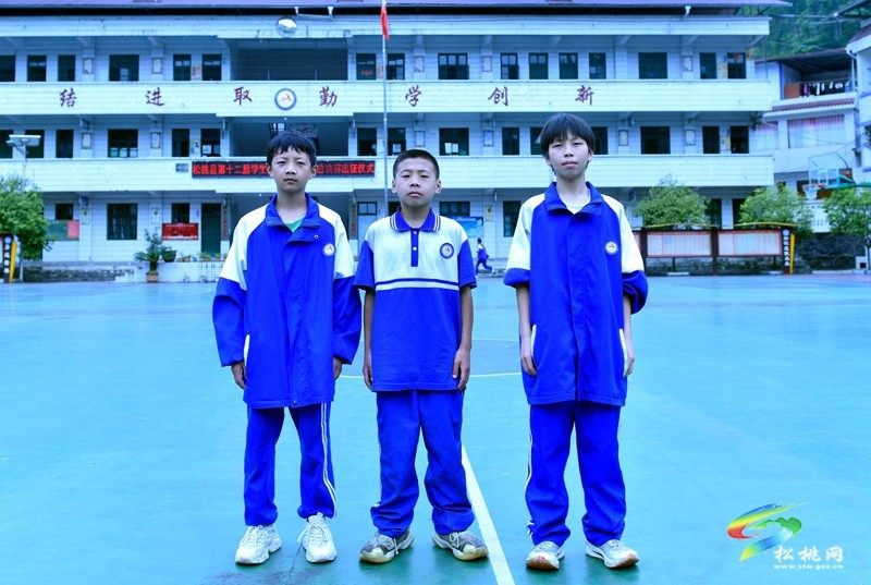松桃永安鄉(xiāng)：13歲中學(xué)生爬垃圾桶為老人撿瓶，詮釋善良真諦
