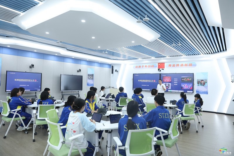 非遺苗繡進(jìn)課堂?共筑民族文化夢(mèng) ——陳鎮(zhèn)名師工作室開展苗繡融入美術(shù)課堂教學(xué)研討活動(dòng)