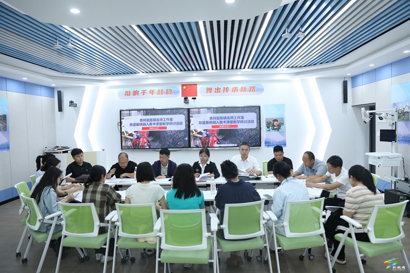 非遺苗繡進(jìn)課堂?共筑民族文化夢(mèng) ——陳鎮(zhèn)名師工作室開展苗繡融入美術(shù)課堂教學(xué)研討活動(dòng)