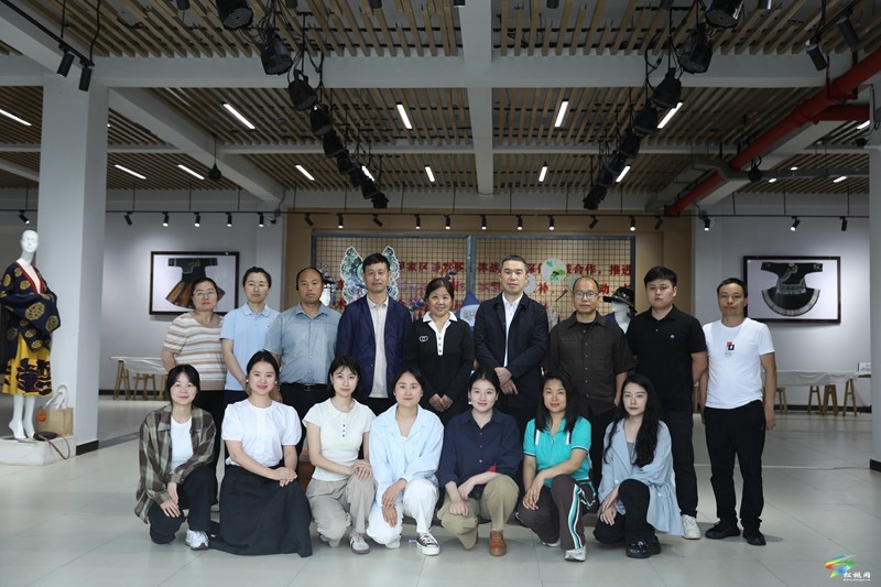 非遺苗繡進(jìn)課堂?共筑民族文化夢(mèng) ——陳鎮(zhèn)名師工作室開展苗繡融入美術(shù)課堂教學(xué)研討活動(dòng)