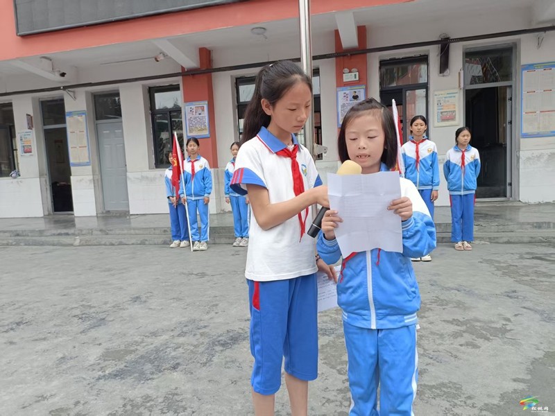 妙隘鄉(xiāng)完小舉行少先隊(duì)新隊(duì)員入隊(duì)宣誓儀式