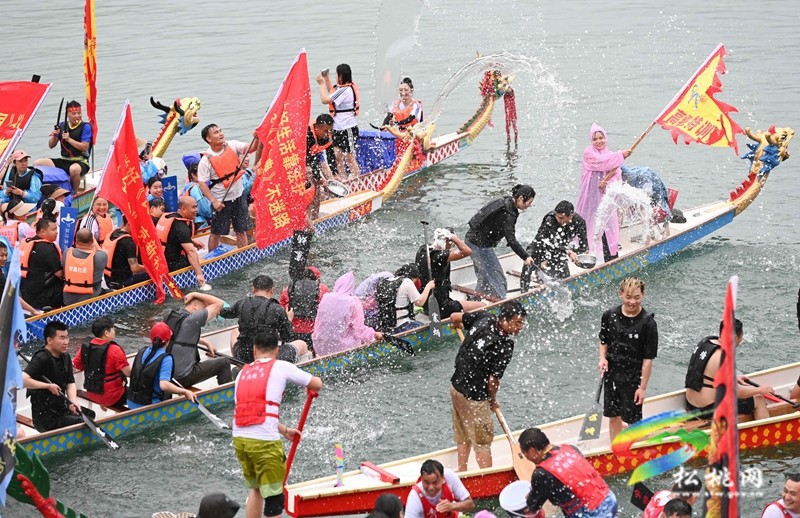 【網(wǎng)絡(luò)中國節(jié)·端午】“九龍競渡·鼓舞苗鄉(xiāng)”松桃龍舟游湖：千年民俗繪就水上畫卷