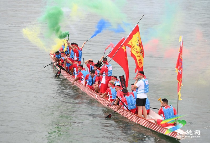【網(wǎng)絡(luò)中國節(jié)·端午】“九龍競渡·鼓舞苗鄉(xiāng)”松桃龍舟游湖：千年民俗繪就水上畫卷