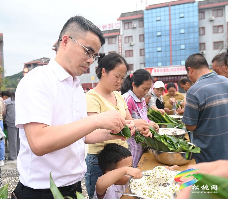【網(wǎng)絡(luò)中國節(jié)·端午】松桃：粽葉飄香過端午 鄰里歡聚慶佳節(jié)