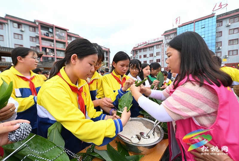 【網(wǎng)絡(luò)中國節(jié)·端午】松桃：粽葉飄香過端午 鄰里歡聚慶佳節(jié)