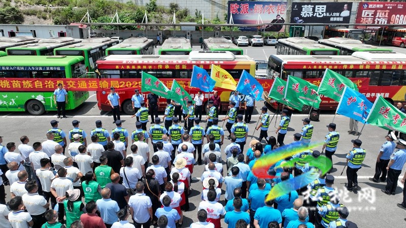 松桃：287輛“愛心送考車”啟程 護航高考學(xué)子“趕考路”