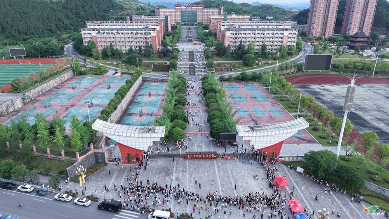 高考落幕，青春啟航——直擊松桃高考結(jié)束現(xiàn)場