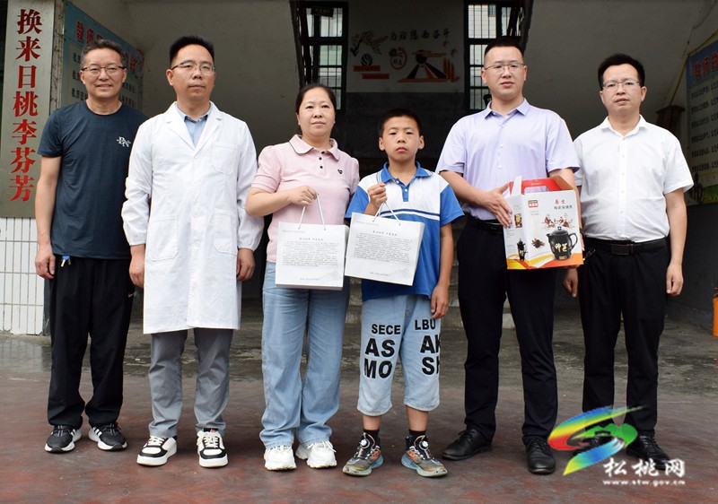 松桃:縣民族中醫(yī)院情暖少年心 為鄒燦開展義診送藥