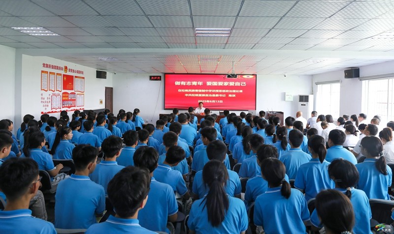 陳琪到松桃民族寄宿制中學(xué)宣講習(xí)近平總書記在貴州考察時(shí)的重要講話精神并講授思想政治理論課