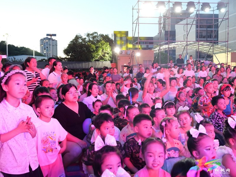 縣第三幼兒園舉辦大班畢業(yè)典禮暨文藝匯演