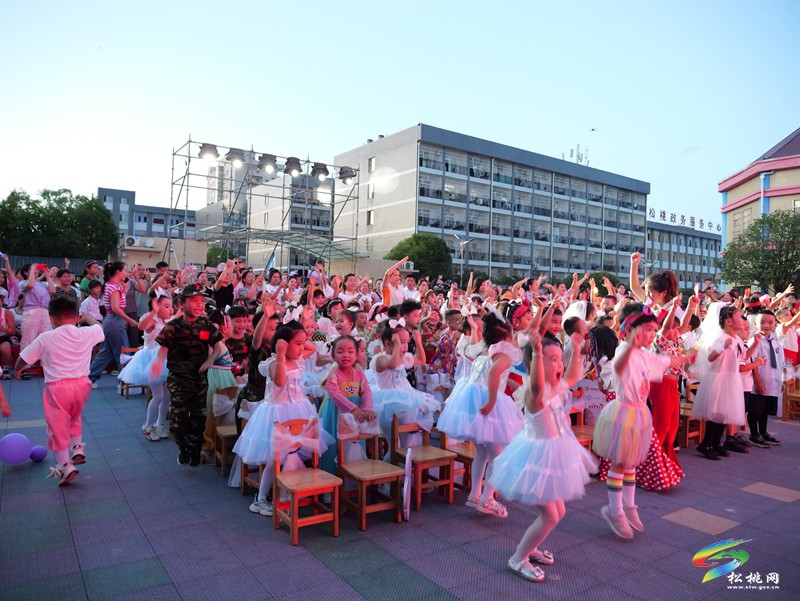 縣第三幼兒園舉辦大班畢業(yè)典禮暨文藝匯演