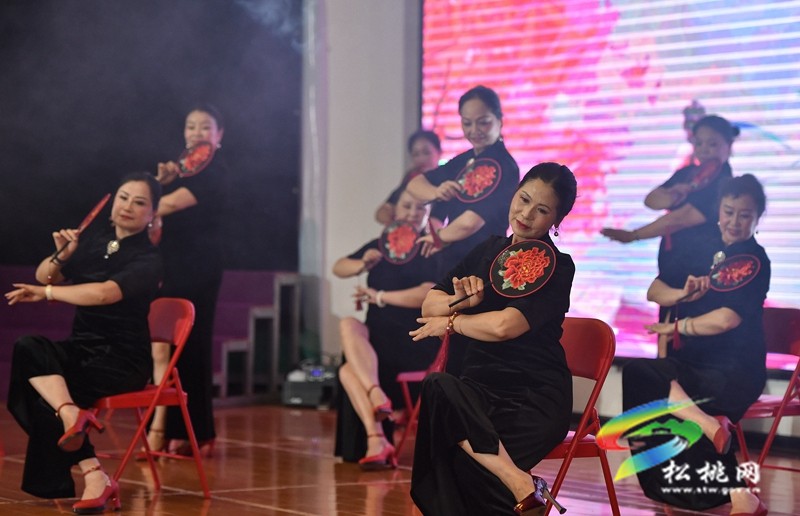 銀齡展風(fēng)華！松桃老年大學(xué)2025年度學(xué)習(xí)成果匯演綻放舞臺