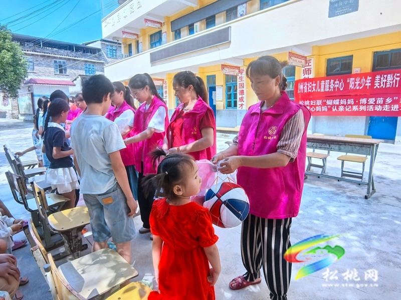 縣婦聯(lián)攜手藍(lán)天救援隊(duì)進(jìn)校園 護(hù)童安全暖童心