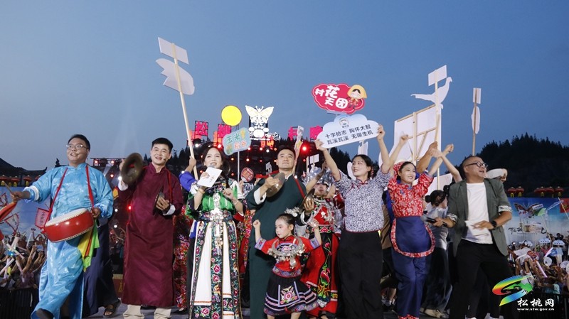 【吃貴州“晚飯”·看松桃村晚】松桃村晚酣戰(zhàn)：長坪鄉(xiāng)苗韻流淌展風情 瓦溪鄉(xiāng)機器人靈動秀新意