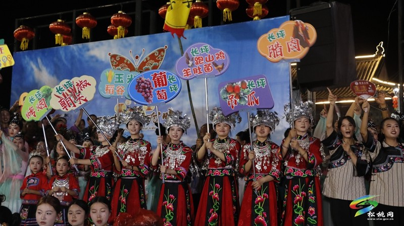 【吃貴州“晚飯”·看松桃村晚】松桃村晚酣戰(zhàn)：長坪鄉(xiāng)苗韻流淌展風情 瓦溪鄉(xiāng)機器人靈動秀新意