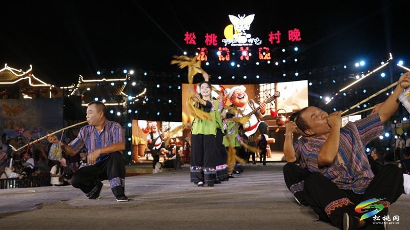 【吃貴州“晚飯”·看松桃村晚】松桃村晚酣戰(zhàn)：長坪鄉(xiāng)苗韻流淌展風情 瓦溪鄉(xiāng)機器人靈動秀新意