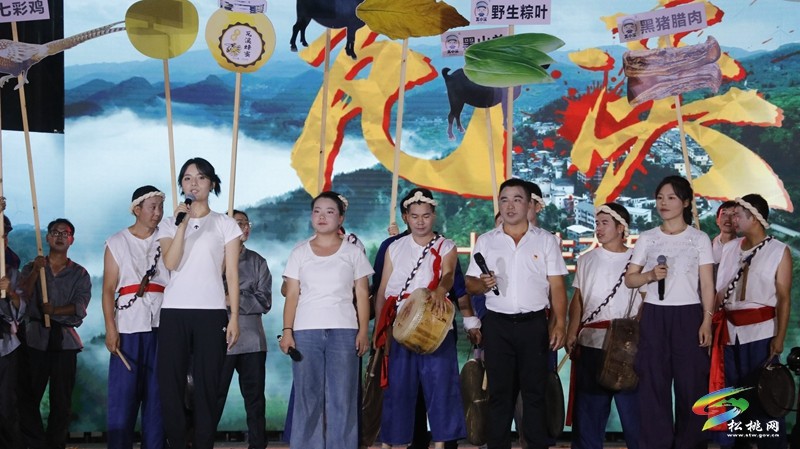 【吃貴州“晚飯”·看松桃村晚】松桃村晚酣戰(zhàn)：長坪鄉(xiāng)苗韻流淌展風情 瓦溪鄉(xiāng)機器人靈動秀新意