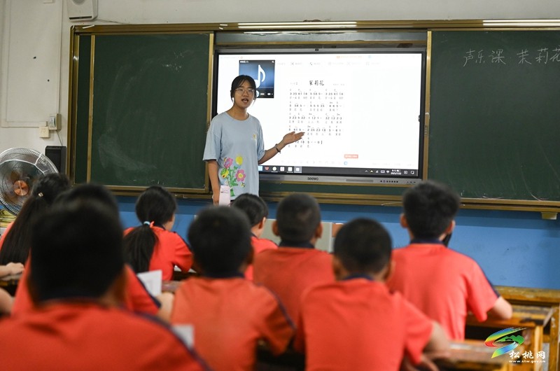 大學生開展鄉(xiāng)村支教 為鄉(xiāng)村孩子編織“七彩假期”