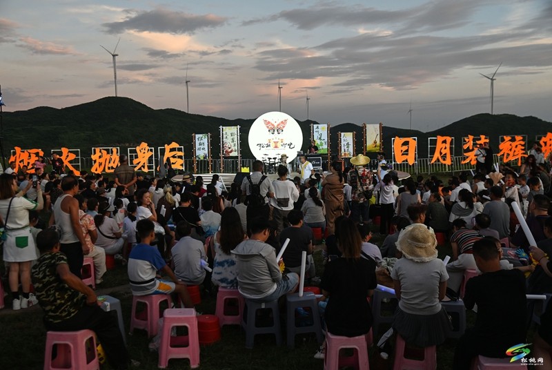 【吃貴州“晚飯”·看松桃村晚】且聽風(fēng)簫·松桃村晚進(jìn)黔東草海天際音樂會(huì)火熱開唱