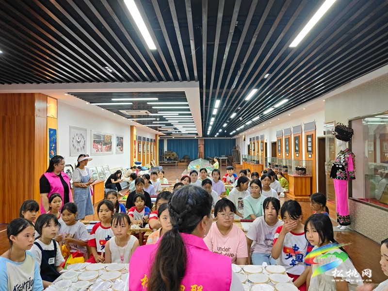指尖繡蝶影，文脈潤童心?—— 蝴蝶媽媽課堂喚 醒苗繡之美