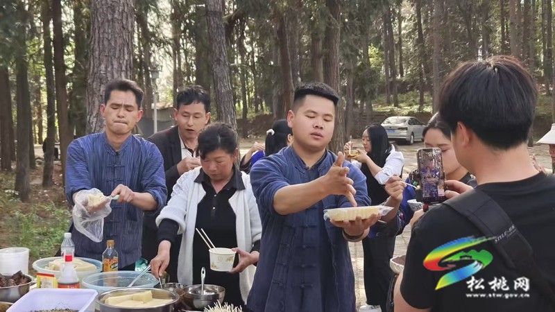 【吃貴州“晚飯”·看松桃村晚】松桃村晚：直播達人現(xiàn)場帶貨助農