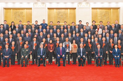 習(xí)近平接見全國離退休干部先進(jìn)集體和先進(jìn)個(gè)人受表彰代表  蔡奇丁薛祥參加接見
