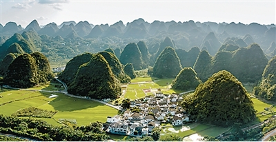 今天，《人民日報海外版》整版推薦貴州“清涼旅游”