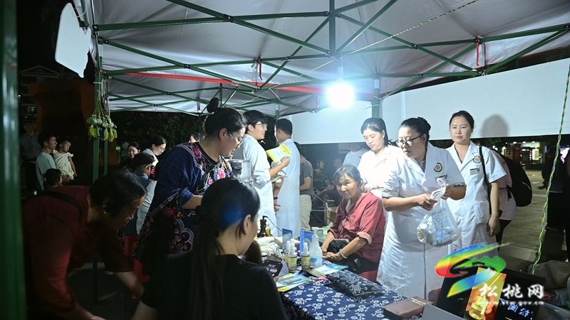 松桃首屆中（苗）醫(yī)藥夜市開市  解鎖健康沉浸式體驗(yàn)