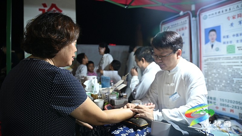 松桃首屆中（苗）醫(yī)藥夜市開市  解鎖健康沉浸式體驗(yàn)